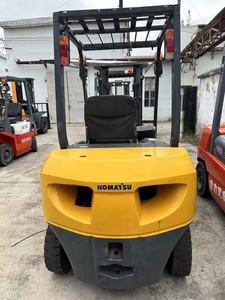 Chariot élévateur Komatsu FD30 d'occasion haute agilité, idéal pour les travaux en allées étroites - Product Image 2