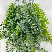 Vente en gros de plantes artificielles suspendues en eucalyptus, fleurs en plastique vertes pour la décoration murale intérieure et l'aménagement paysager