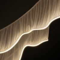 Luminaire de plafond en maille ondulée structurée 3D, Rideaux et tentures en tissu voile à volants sculpturaux pour événements, pour décoration de mariage