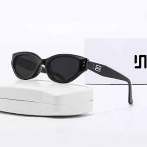 แว่นกันแดดทรงแคทอาย Little Red Book สำหรับผู้หญิง กรอบสีดำ PC ป้องกันรังสียูวี 400 แบบโพลาไรซ์ รุ่นที่ 3 ดีไซน์ช่วยให้ใบหน้าดูเรียว - Product Image 1