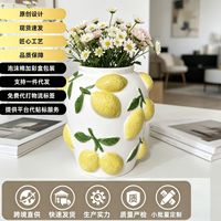 Vase en céramique de porcelaine blanche en stock, motif citron, peint à la main, forme cloche; style français; décoration de bureau et de maison; haut de gamme pour la vie quotidienne