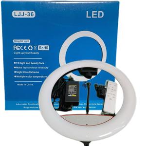 Anneau lumineux professionnel de 14 pouces à intensité variable avec trépied et télécommande pour les vidéos YouTube et les influenceurs beauté - Product Image 1