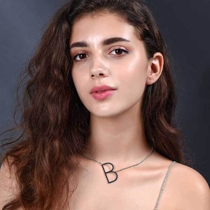 À la mode 26 lettre titane acier collier pour femmes Style européen américain prénom pendentif en acier inoxydable à la mode - Product Image 3