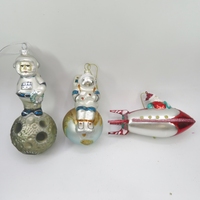 Ornamen Figur Astronot Roket Merah Perak Bentuk Luar Angkasa untuk Dekorasi Gantungan Pohon Natal