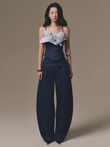 Conjunto de Dos Piezas para Mujer, Camisola Floral 3D de Diseño Vietnamita y Pantalones de Mezclilla, en Existencia - Product Image 4