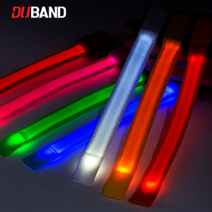 Brazalete DE SEGURIDAD intermitente LED para corredores ciclistas, pulsera de Velcro recargable por USB con ajuste ajustable y diseño de luz reflectante - Product Image 5