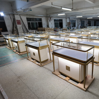 Ensemble de comptoirs de présentation de bijoux personnalisés avec cadre en métal doré et verre, éclairage LED pour les boutiques de bijoux haut de gamme