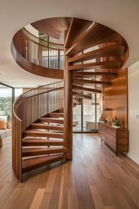 <span class=keywords><strong>Escalier</strong></span> en arc <span class=keywords><strong>intérieur</strong></span> moderne au design élégant et généreux avec <span class=keywords><strong>marches</strong></span> flottantes en acier inoxydable et en bois - Product Image 1