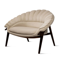 Chaise de loisir de luxe, velours beige exquis, pieds en bois foncé, confortable, élégante, salon, chaise de style unique de qualité supérieure pour la maison