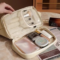 Femmes mignon concepteur grand spacieux Double couche Portable fermeture éclair pour trousse de toilette Logo personnalisé blanc en cuir PU voyage trousse de maquillage
