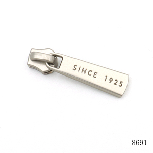 Tirette de <span class=keywords><strong>fermeture</strong></span> <span class=keywords><strong>éclair</strong></span> carrée en métal nickel mat avec logo personnalisé gravé, pour sacs à main - Product Image 3