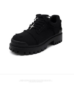 Los zapatos Derby de suela gruesa combinan la comodidad del lona vintage con el estilo casual para hombres y mujeres. - Product Image 1