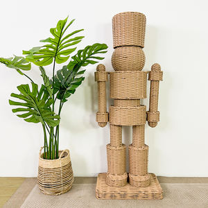 Soldado Cascanueces Grande de Ratán para Exteriores de Navidad de Tamaño Real y Estilo Moderno - Product Image 2