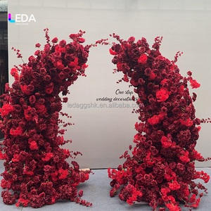 LEDA Arche de fleurs rouges très tendance pour mariage, décoration florale pour entrée d'hôtel et allée de mariage - Product Image 2