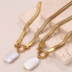 Collar versátil de acero inoxidable con concha de agua dulce, minimalista, de alta gama, para mujer, con cadena de espiga de serpiente. - Product Image 1