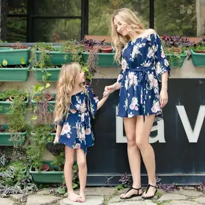 欧式风格家庭夏季连衣裙妈妈和女儿露肩花卉连衣裙家庭亲子服装