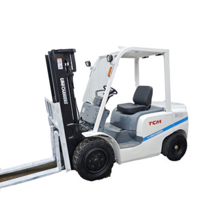 รถยกดีเซล TCM 30 มือสอง 3 ตัน เสาสามท่อน ยางตัน เครื่องยนต์อีซูซุ พร้อมระบบไฮดรอลิกย้ายล้อข้าง และเบาะนั่งคนขับ - Product Image 1