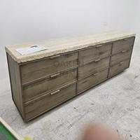 Commode à 9 tiroirs en chêne OAKEN pour chambre à coucher avec plateau en pierre de travertin gravée à l'alcaline, meuble de rangement moderne pour salon