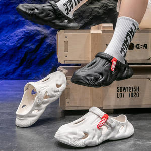 Sandales d'été imprimées à motif de trou de noix de coco pour hommes et femmes, sandales de <span class=keywords><strong>plage</strong></span> d'extérieur respirantes, chaussures à enfiler à motif de lettres - Product Image 1