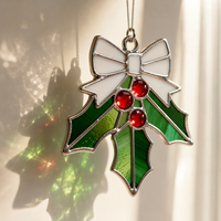 Attrape-soleil artisanal personnalisé en vitrail motif houx de Noël, encadré argenté, ornement suspendu pour fenêtre, orné de baies rouges incrustées de strass