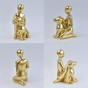 Sculpture personnalisée en résine dorée pour animaux de compagnie, figurine émotionnelle d'amour, chien et humain enlacés, vente en gros - Product Image 2