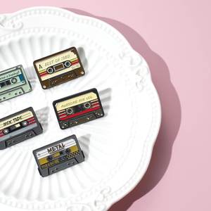 Fabricante <span class=keywords><strong>de</strong></span> China Custom 80s 90s Retro Nostálgico Cinta Casetes ¿Puedo tomar prestado un sentimiento Taylor Singer esmalte pines solapa PIN - Product Image 5