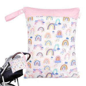 Sac étanche léger en polyester avec fermeture éclair pour vêtements de bain, couches, accessoires de pompe et plus encore pour bébé - Bleu Arc-en-ciel - Product Image 4