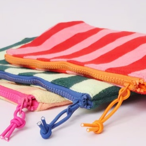 กระเป๋าเครื่องสำอางผ้าเทอร์รี่เนื้อนุ่ม 8 นิ้ว กระเป๋าใส่ของใช้ในห้องน้ำสำหรับเดินทาง พร้อมโลโก้ปัก กระเป๋าซิปความจุขนาดใหญ่ - Product Image 4