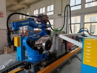 Robot de soudage sur rail de guidage avec double poste de travail, clôture de sécurité, commande PLC, servomoteur, personnalisable selon le dessin d'exemple