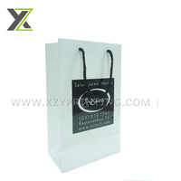 Sacs de shopping en carton offset imprimés avec logo personnalisé, pour chaussures, vêtements, cadeaux, avec ruban et poignée en satin, recyclables