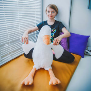 Peluche a Forma di Oca, Morbido Animale Imbottito, Simpatico Pupazzo a Gambe Lunghe per Regali ai Bambini, Decorazione per Divano e Camera da Letto - Product Image 5