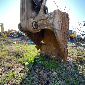 Excavatrice sur chenilles d'occasion VOLVO EC210BLC, idéale pour les projets de travaux lourds - Product Image 3