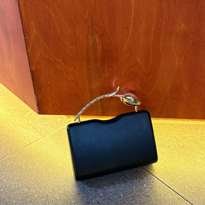 Bolso de Mano Tipo Clutch de Cuero Negro Estilo Retro Refinado <span class=keywords><strong>con</strong></span> Asa de Metal Dorado en Forma de Rosa y <span class=keywords><strong>Cadena</strong></span>, Elegante y Exquisito, Ideal para Cenas - Product Image 3