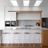 Meuble de cuisine moderne personnalisable à panneaux plats, construction en contreplaqué, finition laquée, avec robinet, évier et crédence, pour villa