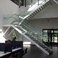 Escalier intérieur à balustrade en verre double face avec poutre blanche