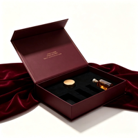 Boîte cadeau rigide écologique personnalisée bordeaux avec fermeture magnétique, poignée, insert en mousse EVA et logo estampé à chaud – Luxe