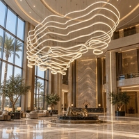 Lustre LED ondulé moderne irrégulier en aluminium et silicone sur mesure pour hall d'hôtel et projets commerciaux