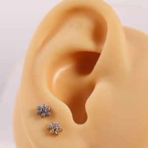 VORA ASTM F136 Titane Fleur Labret à filetage interne, grappe de marguerites, bijou de piercing pour cartilage d'oreille, hélix, tragus, conque - Product Image 3