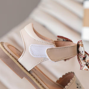 Nuovi sandali estivi da principessa traspirante moda morbida scivoli per bambine carino abito a fiori <span class=keywords><strong>scarpe</strong></span> di colore <span class=keywords><strong>Beige</strong></span> dolce per - Product Image 4