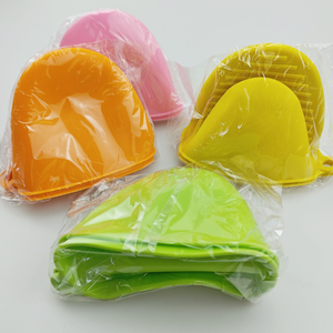Gants en silicone de qualité alimentaire à pois, antidérapants, résistants à la chaleur, imperméables, anti-brûlure, compatibles lave-vaisselle, pour four et barbecue, <span class=keywords><strong>prix</strong></span> usine - Product Image 1