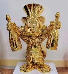 Diseño moderno Pop Art Gloss Donald Duck Estatua Escultura de resina personalizada con dos botellas Galvanoplastia Pato de fibra de vidrio de color dorado - Product Image 3