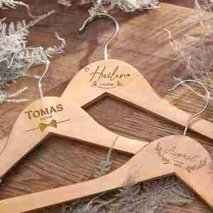 Cintres en bois pour mariée, cintres à vêtements de mariage gravés sur mesure avec encoches, cadeaux élégants pour la fête nuptiale - Product Image 1
