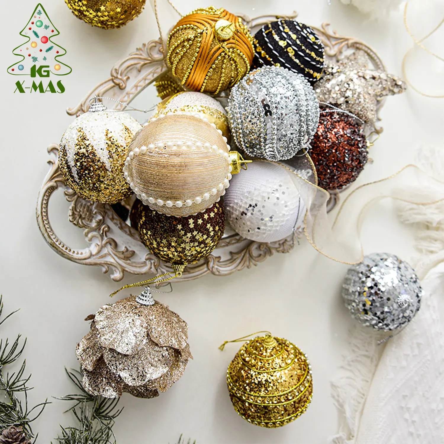 KGクリスマス工場卸売BolasDeNavidadパーソナライズされたゴールド8cmフォームグリッタークリスマスボール安物の宝石クリスマスツリーの装飾品