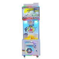 Machines de jeu à monnayeur pour balles rebondissantes dans les salles de jeux des centres commerciaux ; Machines à gagner des prix.