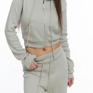 Conjunto de Sudadera con Capucha y Pantalones Deportivos de Alta Calidad con Logotipo Personalizado OEM, Pantalones Ajustados de Algodón con Ribetes, Conjunto Informal de Sudadera Corta con Ribetes para Mujer - Product Image 3