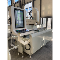 Machine CNC OUWO PLC pour le perçage, le fraisage et le rainurage de profilés en aluminium, PVC et UPVC, avec table rotative inclinable à 180 degrés et fonction d'usinage.