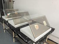 Vitrina Interactiva con Modelo 3D, Señalización Digital Táctil, Pantalla OLED Transparente Inclinada para Exhibición de Reliquias de Museo