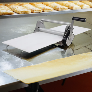 Laminadora de Masa Manual Compacta, Mini Laminadora de Masa para Croissants, para Pastelería, Panadería y Estirado de Masa de Pizza - Product Image 1