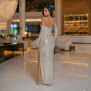 Abito da Sera Formale su Misura in Oro Champagne Completamente Paillettato con Scollo a V Profondo e Spacco Alto con Guanti da <span class=keywords><strong>Opera</strong></span> - Product Image 4
