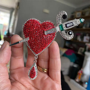 Broche de déclaration de coeur et de poignard de conception originale broches de mode de saignement de coeur de cristal rouge exquis fabriquées en chine - Product Image 5